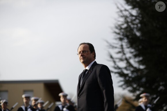 Le président français Francois Hollande visite la base aérienne de Creil, le 8 janvier 2014