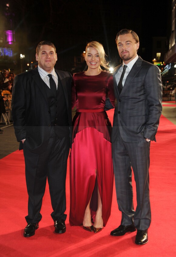 Jonah Hill, Margot Robbie, Leonardo DiCaprio lors de la première du film Le loup de Wall Street au Odeon Leicester Square à Londres, le 9 janvier 2014.