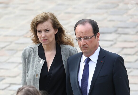 Valérie Trierweiler et Francois Hollande aux obsèques de Pierre Mauroy aux Invalides à Paris, le 11 juin 2013.