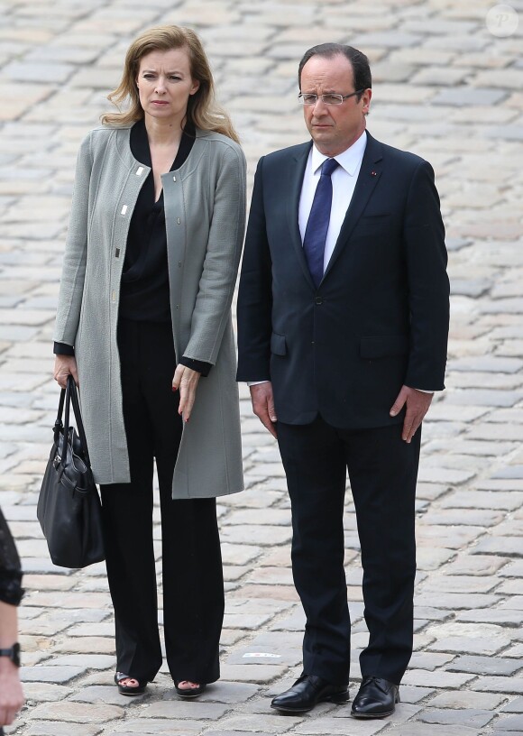 Valérie Trierweiler et Francois Hollande aux obsèques de Pierre Mauroy aux Invalides à Paris, le 11 juin 2013.