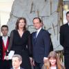 Nicolas Sarkozy et Carla Bruni quittent le palais de l'Elysée sous le regard de François Hollande et Valérie Trierweiler, le 15 mai 2012.