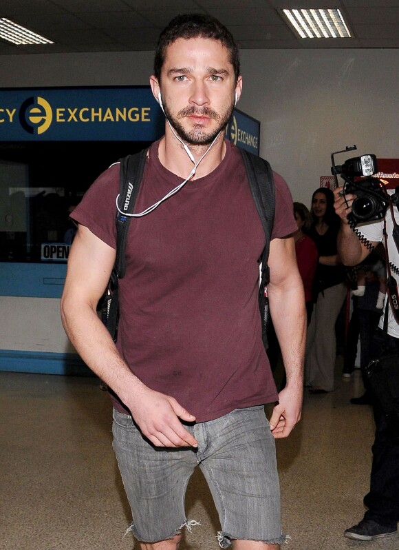 Shia LaBeouf arrivant à l'aéroport de Los Angeles le 2 mai 2013