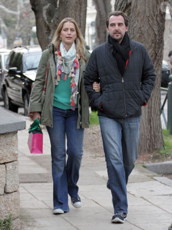 Le prince Nikolaos et la princesse Tatiana de Grèce se promenant incognito le 12 janvier 2014 à Athènes, où ils sont venus s'installer à l'automne 2013