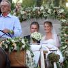 Tatiana Blatnik avec son beau-père Atilio Brillembourg lors de son mariage avec le prince Nikolaos de Grèce le 25 août 2010 sur l'île de Spetses.