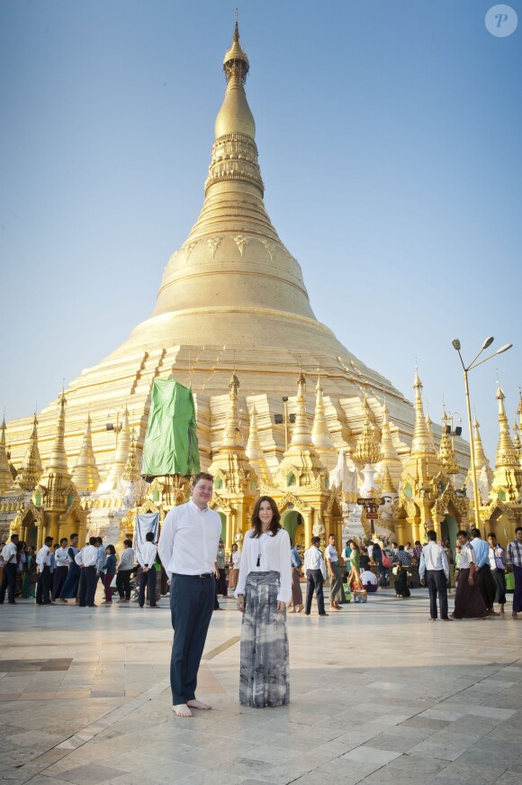 La princesse Mary de Danemark pose devant la pagode Sule en Birmanie le 10 janvier 2014, à Yangon.
