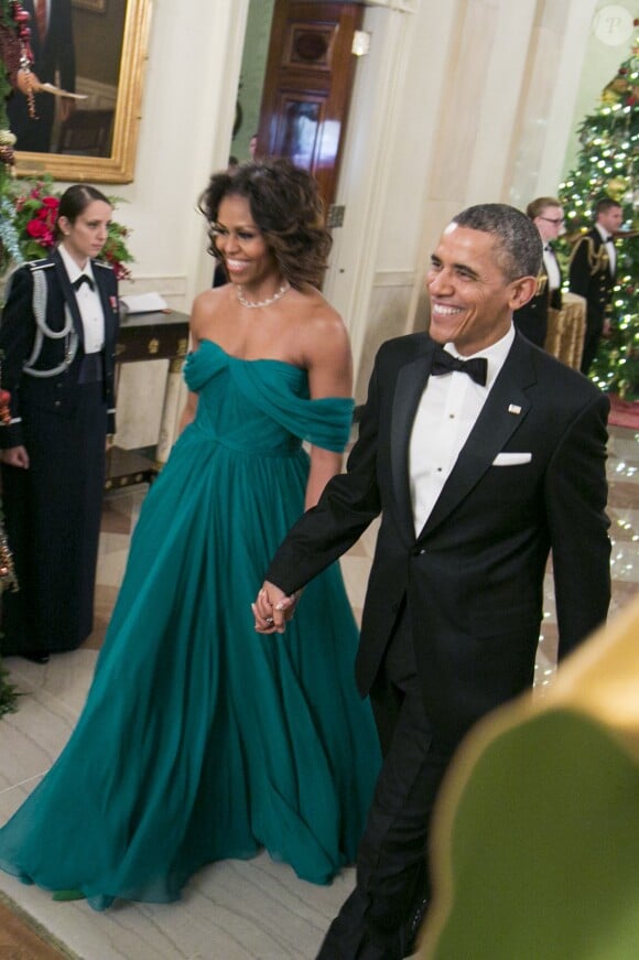 Michelle (en robe Marchesa) et Barack Obama lors d'une réception à la Maison Blanche. Washington, le 8 décembre 2013.