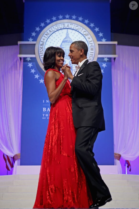Michelle (en robe Jason Wu) et Barack Obama lors du bal d'investiture à Washington, le 21 janvier 2013.