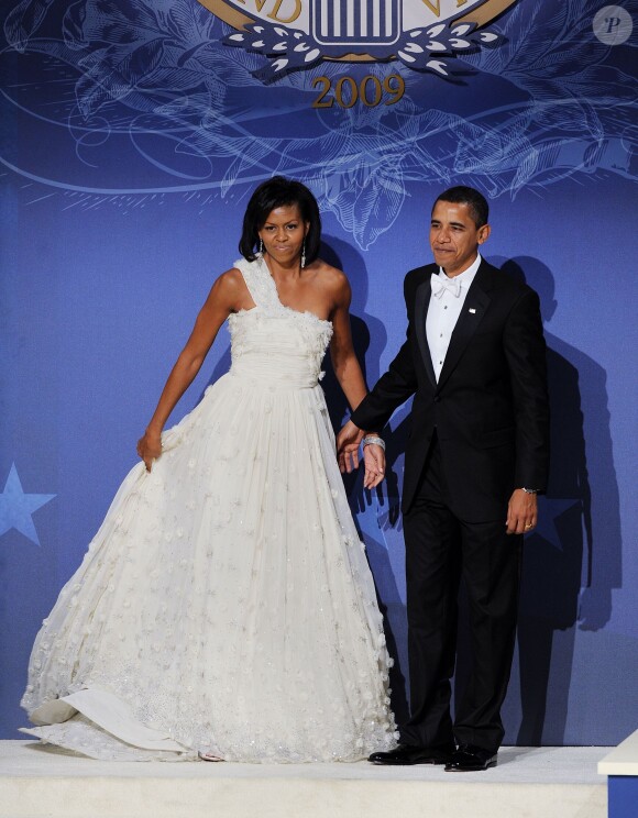 Michelle (en robe Jason Wu) et Barack Obama au bal d'investiture à Washington, le 20 janvier 2009.
