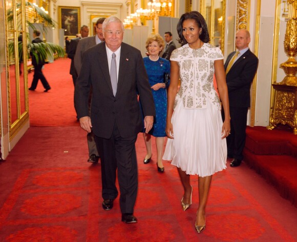 L'ambassadeur des États-Unis à Londres Louis Susman et Michelle Obama lors d'une réception à Buckingham Palace. Londres, juillet 2012.