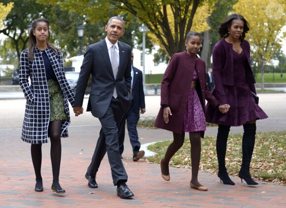 Barack Obama, son épouse Michelle et leurs deux filles Malia (à gauche) et Sasha quittent l'église St John. Washington, le 27 octobre 2013.