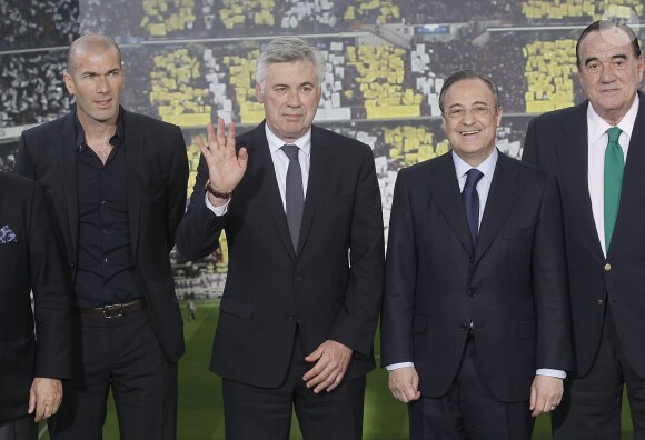 Carlo Ancelotti, Zinédine Zidane, Florentino Perez et Fernando Fernandez Tapias au stade Santiago Bernabeu de Madrid, le 26 juin 2013