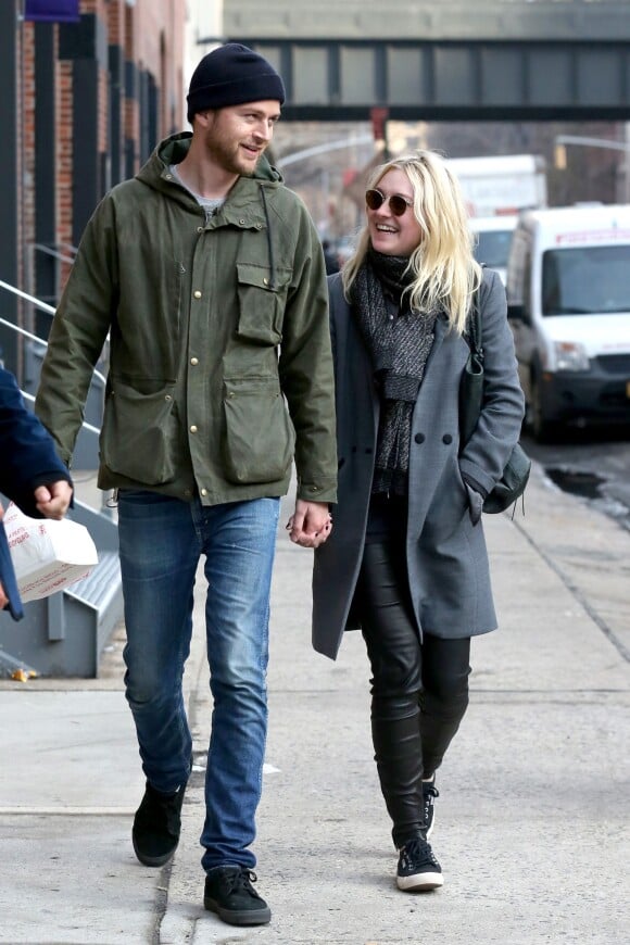 Dakota Fanning (19 ans) et Jamie Strachan (32 ans) se promenant à New York le 15 janvier 2014