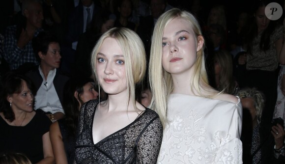 Dakota Fanning et sa soeur Elle Fanning lors du défilé Louis Vuitton à Paris le 1er octobre 2013