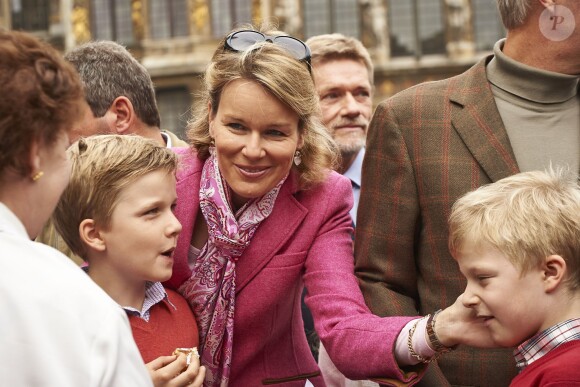 La reine Mathilde de Belgique avec ses garçons Gabriel et Emmanuel le 22 septembre 2013 à Bruxelles.