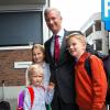 Philippe de Belgique accompagnant ses enfants Elisabeth, Eléonore et Gabriel pour leur rentrée au Sint-Jan-Berchmanscollege à Bruxelles le 2 septembre 2013