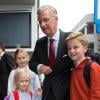 Philippe de Belgique accompagnant ses enfants Elisabeth, Eléonore et Gabriel pour leur rentrée au Sint-Jan-Berchmanscollege à Bruxelles le 2 septembre 2013