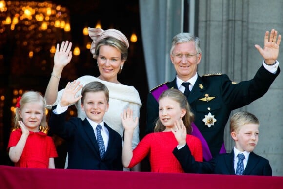Le roi Philippe et la reine Mathilde de Belgique avec leurs enfants Eléonore, Gabriel, Elisabeth et Emmanuel lors de la Fête nationale le 21 juillet 2013
