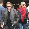 Johnny et Laeticia Hallyday arrivent à Los Angeles avec leurs fillettes, le 12 janiver 2014.
