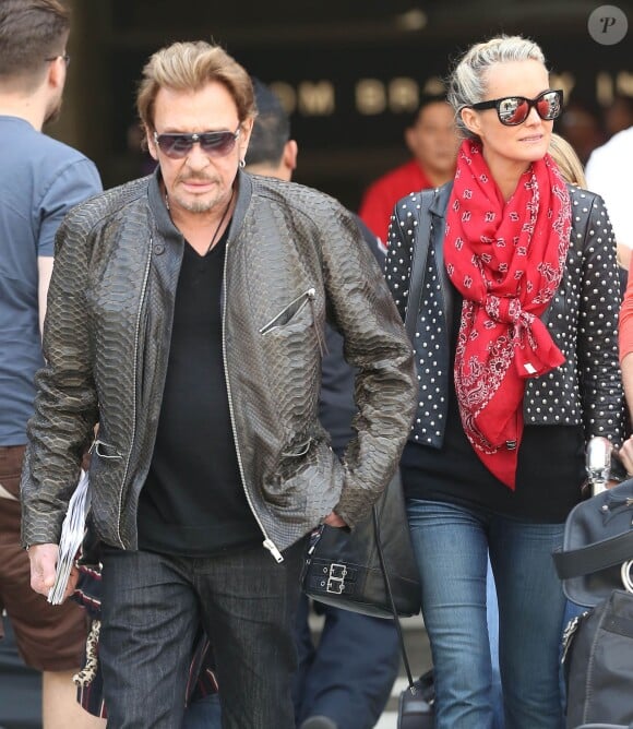 Johnny et Laeticia Hallyday arrivent à Los Angeles avec leurs fillettes, le 12 janiver 2014.