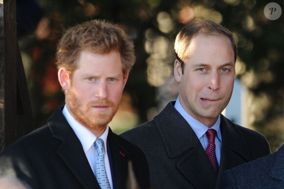 Le prince Harry et le prince William lors de la messe de Noël à Sandringham le 25 décembre 2013. A quelques mois d'intervalle, les deux frères ont renoncé à leur carrière en hélicoptère dans la RAF...