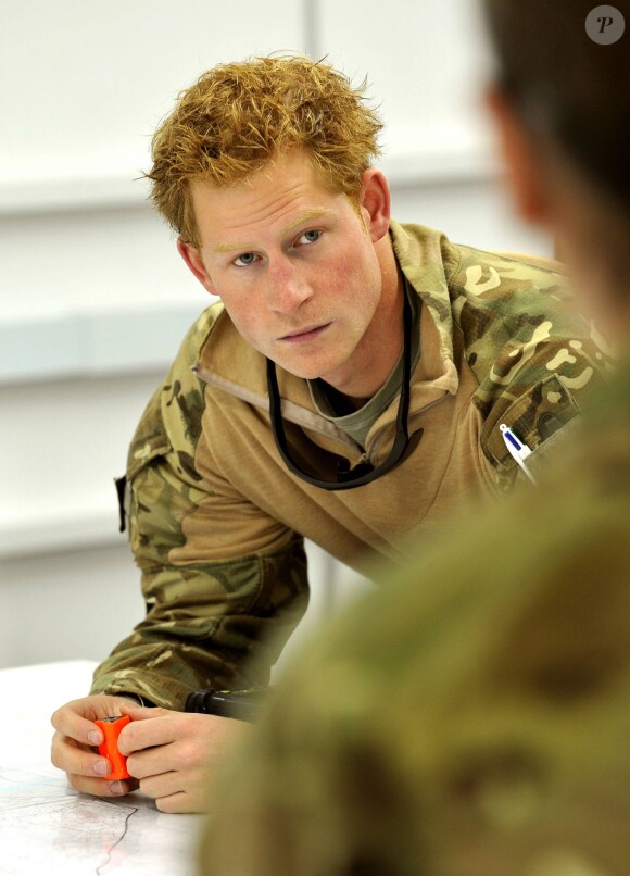 Le prince Harry en Afghanistan, à Camp Bastion dans la province du Helmand, lors de sa mission de septembre 2012 à janvier 2013. En janvier 2014, le Captain Wales, commandant d'Apache, renonce à piloter pour prendre un poste dans les bureaux de l'état-major, à Londres.