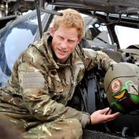Prince Harry : Amoureux, il passe de pilote d'Apache à employé de bureau !