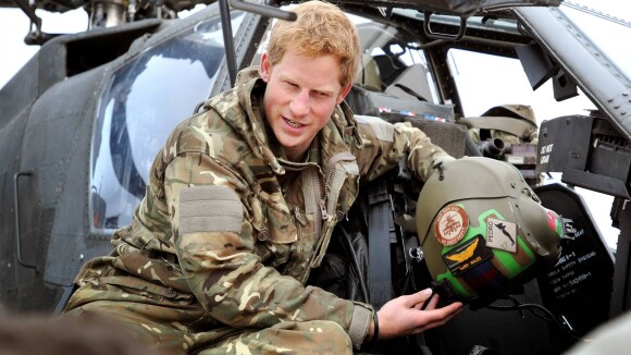 Prince Harry : Amoureux, il passe de pilote d'Apache à employé de bureau !