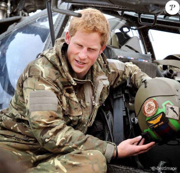 Le prince Harry en Afghanistan, à Camp Bastion dans la province du Helmand, lors de sa mission de septembre 2012 à janvier 2013. En janvier 2014, le Captain Wales, commandant d'Apache, renonce à piloter pour prendre un poste dans les bureaux de l'état-major, à Londres.