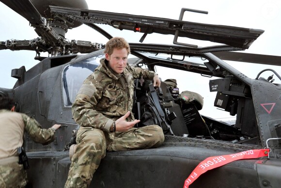 Le prince Harry en Afghanistan, à Camp Bastion dans la province du Helmand, lors de sa mission de septembre 2012 à janvier 2013. En janvier 2014, le Captain Wales, commandant d'Apache, renonce à piloter pour prendre un poste dans les bureaux de l'état-major, à Londres.