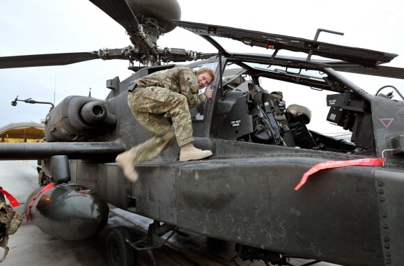 Le prince Harry en Afghanistan, à Camp Bastion dans la province du Helmand, lors de sa mission de septembre 2012 à janvier 2013. En janvier 2014, le Captain Wales, commandant d'Apache, renonce à piloter pour prendre un poste dans les bureaux de l'état-major, à Londres.