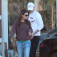 Exclusif - Ashton Kutcher et sa petite amie Mila Kunis sortent d'un salon de manucure à Studio City, le 18 janvier 2014.