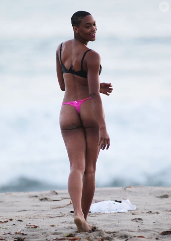 Montana Fishburne, fille de Laurence Fishburne, s'amuse sur la plage à Santa Monica. Le 21 mai 2013.