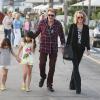 Johnny et Laeticia Hallyday avec leurs filles Jade et Joy et Elyette Boudou, la grand-mère de Laeticia, passent le dimanche en famille dans le quartier de Pacific Palisades àLos Angeles, le 19 janvier 2014.