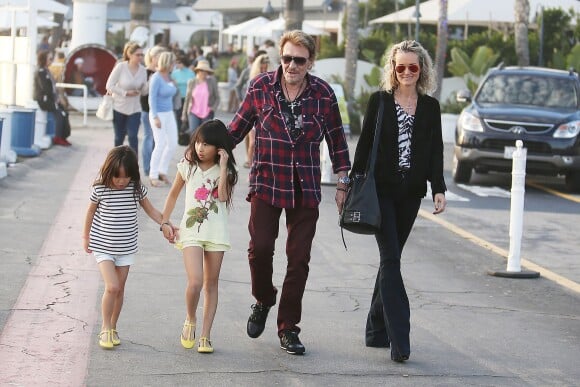 Johnny et Laeticia Hallyday avec leurs filles Jade et Joy et Elyette Boudou, la grand-mère de Laeticia, passent le dimanche en famille dans le quartier de Pacific Palisades àLos Angeles, le 19 janvier 2014.