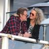 Johnny Hallyday et Laetitia s'offrent une pause romantique sur la terrasse du Gladestones, un restaurant de Pacific Palisades avec une vue imprenable sur l'océan pacifique, le 19 janvier 2014.
