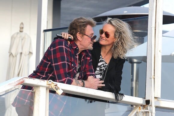 Johnny Hallyday et Laetitia s'offrent une pause romantique sur la terrasse du Gladestones, un restaurant de Pacific Palisades avec une vue imprenable sur l'océan pacifique, le 19 janvier 2014.