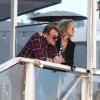 Johnny et Laetitia Hallyday s'offrent une pause romantique sur la terrasse du Gladestones, un restaurant de Pacific Palisades avec une vue imprenable sur l'océan pacifique, le 19 janvier 2014.