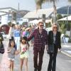 Johnny et Laeticia Hallyday avec leurs filles Jade et Joy et Elyette Boudou, la grand-mère de Laeticia, passent le dimanche en famille dans le quartier de Pacific Palisades àLos Angeles, le 19 janvier 2014.