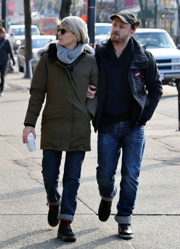 Robin Wright et son fiancé Ben Foster se promenant, bras dessus bras dessous, dans les rues de Vancouver le 19 janvier 2014
