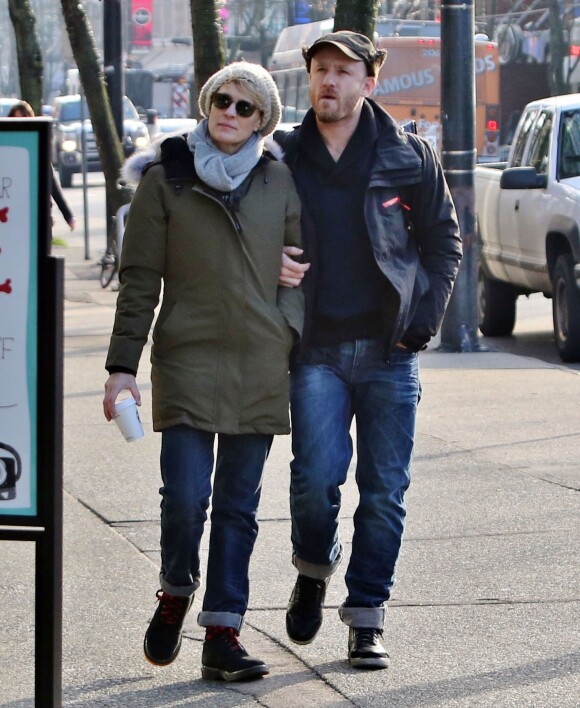 Robin Wright et son fiancé Ben Foster se promenant, bras dessus bras dessous, dans les rues de Vancouver le 19 janvier 2014