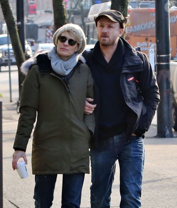 Robin Wright et son fiancé Ben Foster se promenant, bras dessus bras dessous, dans les rues de Vancouver le 19 janvier 2014