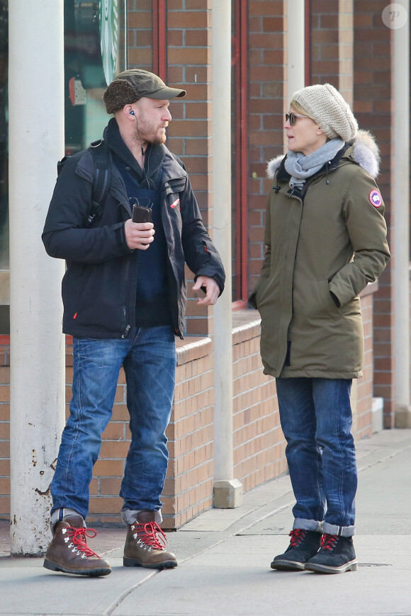 Les jeunes fiancés Robin Wright et Ben Foster en promenade à Vancouver au Canada le 19 janvier 2014