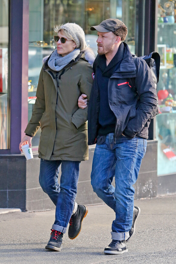Les jeunes fiancés Robin Wright et Ben Foster en promenade à Vancouver au Canada le 19 janvier 2014