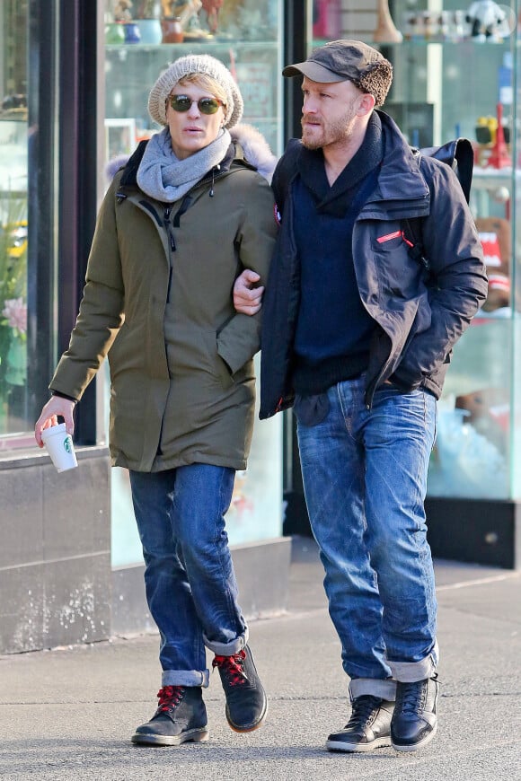 Les jeunes fiancés Robin Wright et Ben Foster en promenade à Vancouver au Canada le 19 janvier 2014
