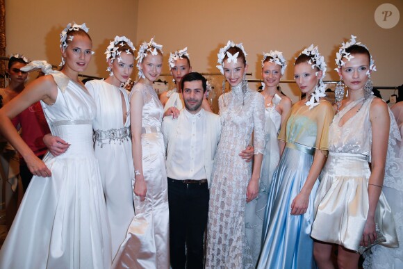Alexis Mabille et ses mannequins à l'issue de son défilé haute couture printemps-été 2014 à l'Hôtel d'Evreux. Paris, le 20 janvier 2014.