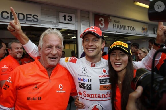 Jenson Button, son père John et sa compagne Jessica Michibata lors du Grand Prix de Formule 1 de Hongrie le 31 juillet 2011