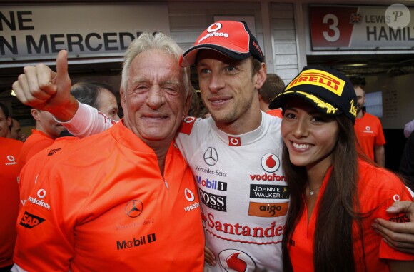 Jenson Button, son père John et sa compagne Jessica Michibata lors du Grand Prix de Formule 1 de Hongrie le 31 juillet 2011