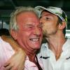 Jenson Button, tout récent champion du monde avec son père John lors du Grand Prix du Brésil sur le circuit d'Interlagos à Sao Paulo, le 18 octobre 2009