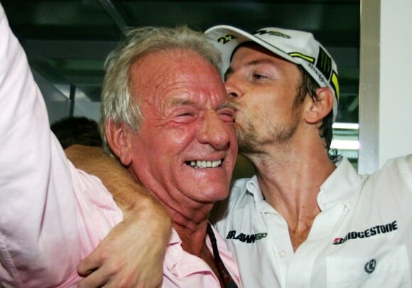 Jenson Button, tout récent champion du monde avec son père John lors du Grand Prix du Brésil sur le circuit d'Interlagos à Sao Paulo, le 18 octobre 2009