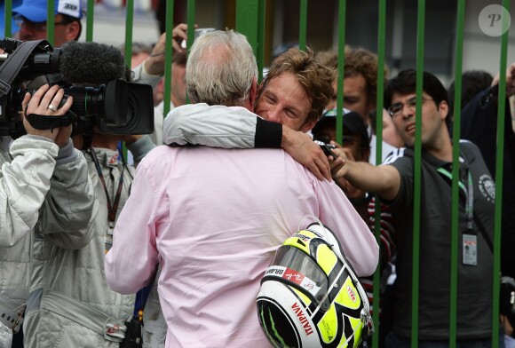 Jenson Button dans les bras de son père John sur le circtuit d'Interlagos au Brésil le 18 octobre 2009